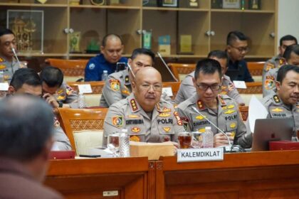 Komjen Pol. Prof. Dr. Chryshnanda Dwilaksana, M.Si, memberi paparan saat RDP bersama Komisi III DPR. Foto: Dok Kalemdiklat Polri