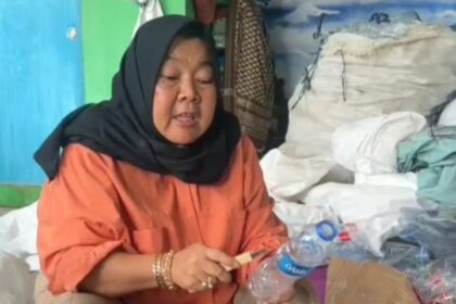 Anggota Komisi D DPRD DKI Jakarta, Neneng Hasanah saat melakukan pemilahan sampah anorganik. Foto: Dok Pri / Ist