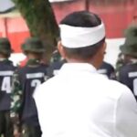 Gubernur Jawa Barat, Dedi Mulyadi meninjau pembinaan siswa di barak militer. Foto: Tangkapan ayar KDM Channel