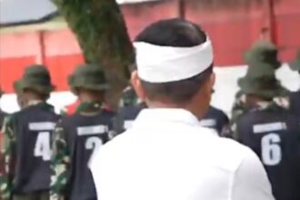 Gubernur Jawa Barat, Dedi Mulyadi meninjau pembinaan siswa di barak militer. Foto: Tangkapan ayar KDM Channel
