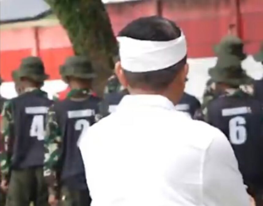 Gubernur Jawa Barat, Dedi Mulyadi meninjau pembinaan siswa di barak militer. Foto: Tangkapan ayar KDM Channel