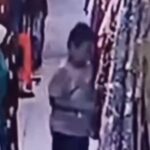 Bocah bakar pakaian di Pasar Depok. Foto: Tangkapan layar video viral