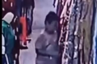Bocah bakar pakaian di Pasar Depok. Foto: Tangkapan layar video viral