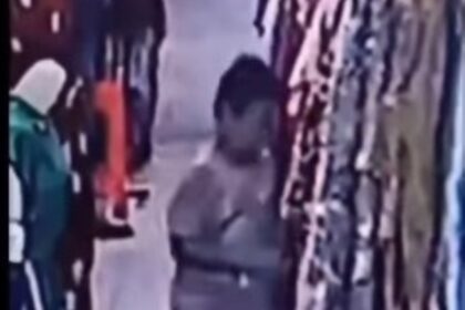 Bocah bakar pakaian di Pasar Depok. Foto: Tangkapan layar video viral