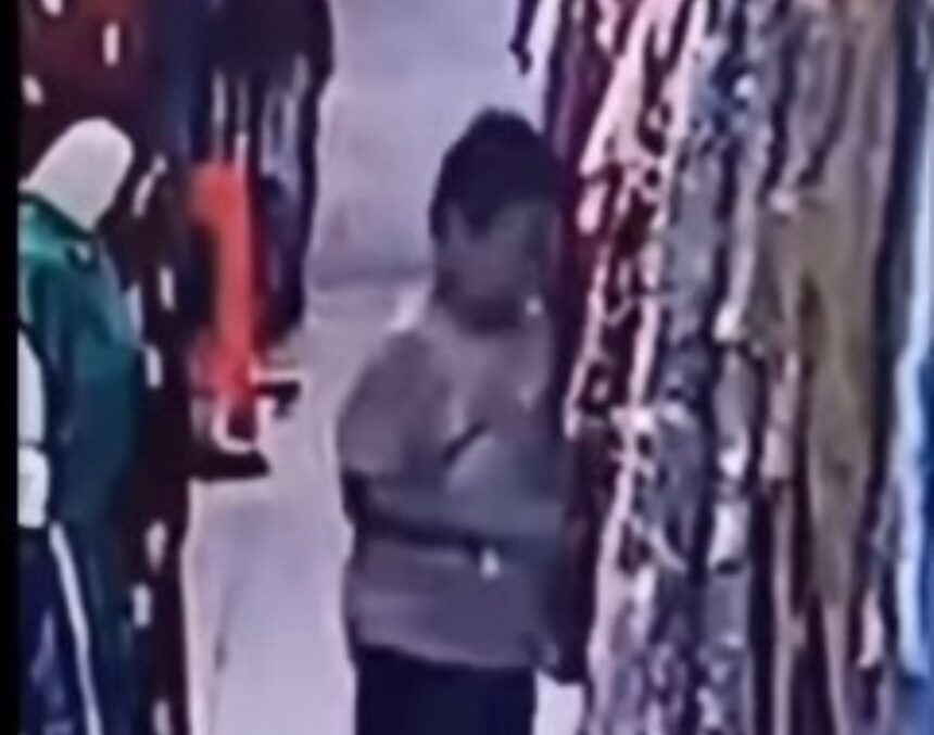 Bocah bakar pakaian di Pasar Depok. Foto: Tangkapan layar video viral
