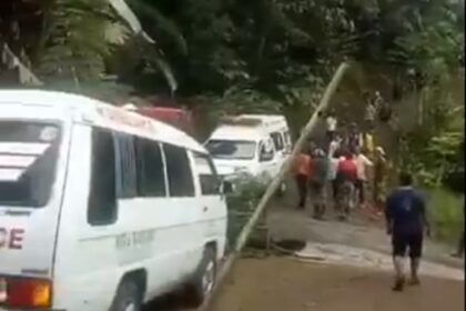 Proses evakuasi korban ledakan di Sagara, Kecamatan Cibalong, Kabupaten Garut, Jawa Barat, Senin (12/5/2025). Foto: Tangkapan layar video warga