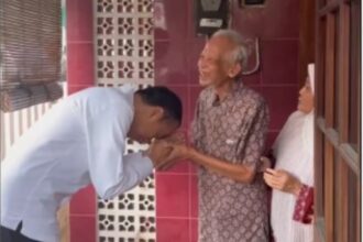 Momen Jokowi silaturahmi ke dosen pembimbing. Foto: Instagram @jokowi