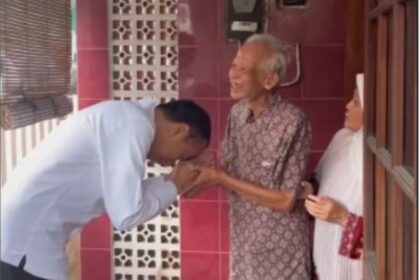 Momen Jokowi silaturahmi ke dosen pembimbing. Foto: Instagram @jokowi