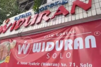 Ayam Goreng Widuran, Solo.