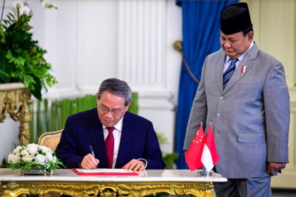 Presiden Republik Indonesia, Prabowo Subianto, menerima kunjungan resmi Premier Republik Rakyat Tiongkok (RRT), Li Qiang, dalam pertemuan bilateral yang berlangsung di Istana Merdeka, Jakarta, Minggu (25/5/2025). Foto: BPMI Setpres
