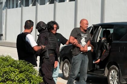 Tim Satgas Intelijen Reformasi dan Inovasi (SIRI) Kejaksaan saat menangkap Edi Suranta alias Edi Gogol di Pemandian Alam Kenan, Sibolangit, Deli Serdang, Sumatera Utara. Foto: Puspenkum Kejaksaan Agung