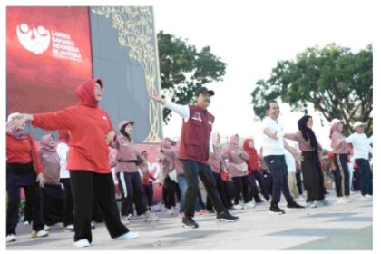 Kegiatan senam massal menjadi acara puncak peringatan Hari Lanjut Usia Nasional (HLUN) 2025 yang digelar di Alun-Alun Jember, Jawa Timur, Sabtu (31/5/2025). Foto: Dok Kemensos