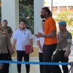 Pemain asing Tangerang Hawks Basketball, Jarred Dwayne Shaw saat dihadirkan sebagai tersangka kepemilikan permen mengandung ganja. Foto: ipol.id