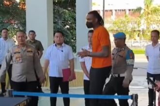Pemain asing Tangerang Hawks Basketball, Jarred Dwayne Shaw saat dihadirkan sebagai tersangka kepemilikan permen mengandung ganja. Foto: ipol.id