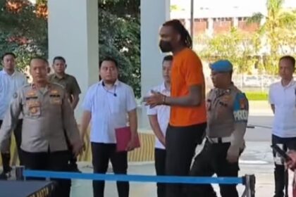 Pemain asing Tangerang Hawks Basketball, Jarred Dwayne Shaw saat dihadirkan sebagai tersangka kepemilikan permen mengandung ganja. Foto: ipol.id