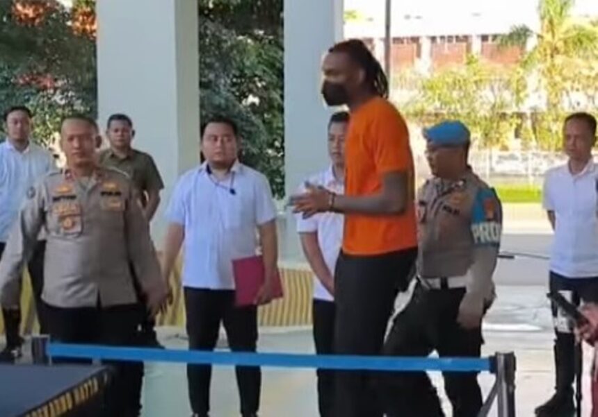Pemain asing Tangerang Hawks Basketball, Jarred Dwayne Shaw saat dihadirkan sebagai tersangka kepemilikan permen mengandung ganja. Foto: ipol.id