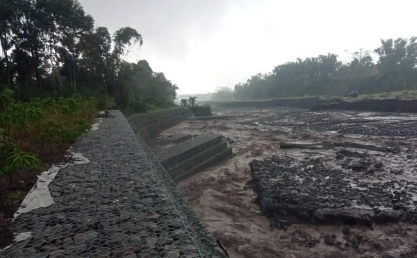 Banjir bandang terjang wilayah Kecamatan Candipuro, Kabupaten Lumajang pada Selasa (13/5)/2025. Foto: BPBD Kabupaten Lumajang