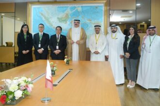 Sekretaris Jenderal DPR RI Indra Iskandar foto bersama usai pertemuan bilateral dengan Sekretaris Jenderal Parlemen Bahrain Mohamed Ibrahim Al sisi Al Buainain di sela pelaksanaan Konferensi ke-19 Persatuan Parlemen Anggota OKI (Organisasi Kerja Sama Islam) atau Parliamentary Union of the OIC Member States (PUIC) di Gedung Nusantara II, DPR RI, Senayan, Jakarta, Senin (12/5/2025). Foto: Ist