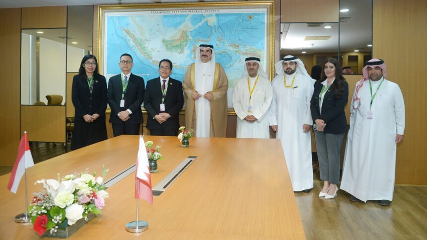 Sekretaris Jenderal DPR RI Indra Iskandar foto bersama usai pertemuan bilateral dengan Sekretaris Jenderal Parlemen Bahrain Mohamed Ibrahim Al sisi Al Buainain di sela pelaksanaan Konferensi ke-19 Persatuan Parlemen Anggota OKI (Organisasi Kerja Sama Islam) atau Parliamentary Union of the OIC Member States (PUIC) di Gedung Nusantara II, DPR RI, Senayan, Jakarta, Senin (12/5/2025). Foto: Ist