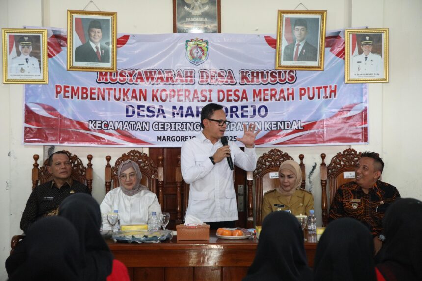 Wamendagri Bima Arya saat melakukan kunjungan ke Kendal Jawa Tengah. Foto; Dok Humas