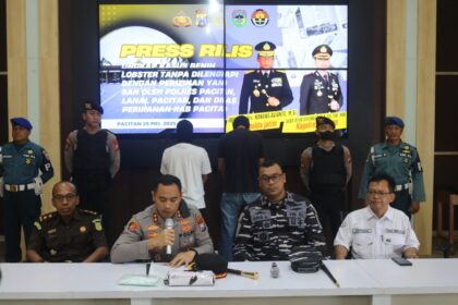 Kapolres Pacitan, AKBP Ayub Diponegoro Azhar (tengah), bersama perwakilan Lanal, Kejaksaan, dan Dinas Perikanan dalam konferensi pers di Aula Polres Pacitan, Jalan Ahmad Yani, Rabu (28/5/2025). Foto: Dok Humas Polres Pacitan