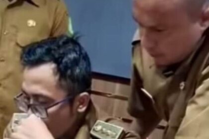 Camat Medan Barat, Hendra Syahputra sesak nafas saat diperiksa Inspektorat Medan. Foto: Tangkapan layar Instagram @medsoszone