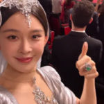 Zhao Yingzi berpakaian seksi sehingga dikeluarkan dari karpet merah di Festival Film Cannes karena melanggar kebijakan 'dilarang tampil'. Weibo: Zhao Yingzi