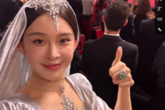 Zhao Yingzi berpakaian seksi sehingga dikeluarkan dari karpet merah di Festival Film Cannes karena melanggar kebijakan 'dilarang tampil'. Weibo: Zhao Yingzi