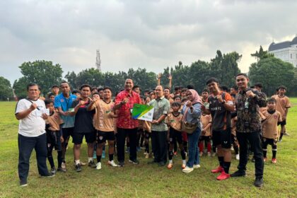 PJS Ketenagakerjaan merintis perlindungan atlet usia dini dengan mendaftarkan para pemain muda Farama Football Club Jakarta sebagai peserta Jamsostek. Foto: Ist
