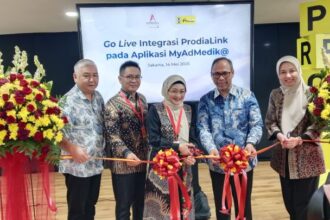 Peresmian Integrasi sistem Prodia Link pada aplikasi MyAdMedik@ di Grha Prodia Utama, Jakarta Pusat, Rabu (14/5/2025), dan dihadiri oleh Andri Hidayat selaku Digital Service Transformation & IT Director Prodia, Indriyanti Rafi Sukmawati selaku Business & Marketing Director Prodia, Dian Prambini selaku Direktur Utama AdMedika, Muhamad Nasrun Ihsan selaku Direktur Marketing & Bisnis AdMedika, Danang Rizki Ginanjar selaku Direktur Keuangan & Manajemen Risiko AdMedika, serta segenap jajaran manajemen Prodia maupun AdMedika. (Yudha Krastawan/ipol.id