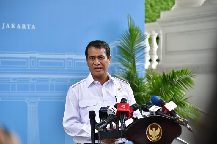 Mentan Amran saat memberikan keterangan pers kepada awak media di kompleks Istana Kepresidenan Jakarta. Foto: Setneg