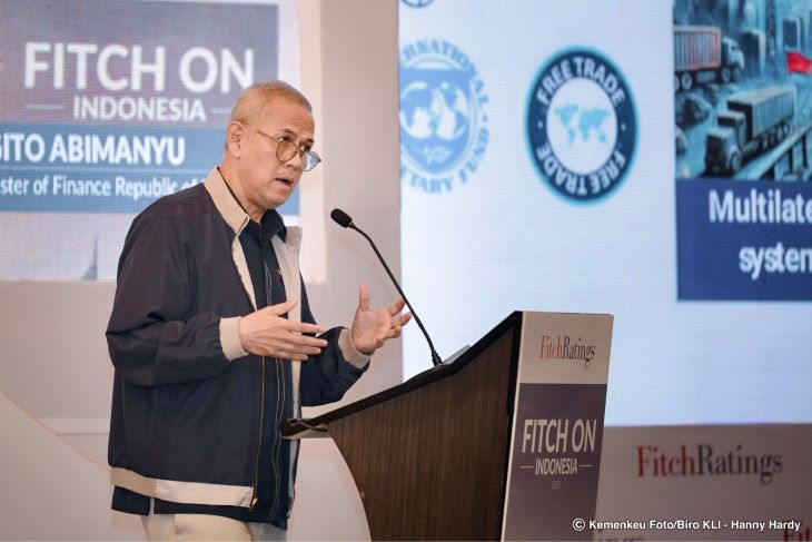 Wamenkeu Anggito Abimanyu saat memaparkan strategi Indonesia menghadapi dinamika perekonomian global pada acara "Fitch on Indonesia 2025: Risk and Opportunity in a New Era” di Jakarta hari ini. Foto: Hanny Hardy/Kemenkeu