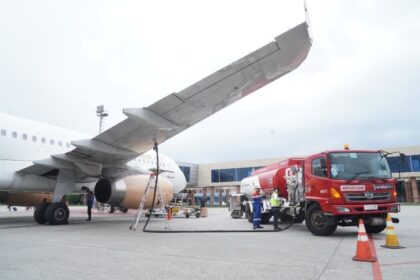 PT Pertamina (Persero) melalui PT Pertamina Patra Niaga akan mendistribusikan 95 ribu kilo liter (KL) Avtur dari kilang-kilang domestik untuk memenuhi kebutuhan penerbangan haji Indonesia. Foto: Telkom Indonesia