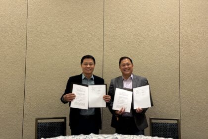 Chief Commercial Officer Telin Kharisma (kiri) dan Presiden & CEO Radius Exequiel “Quiel” C. Delgado (kanan) saat penandatanganan Nota Kesepahaman (MoU) pada acara International Telecoms Week (ITW US), beberapa waktu yang lalu. Foto: Telkom Indonesia