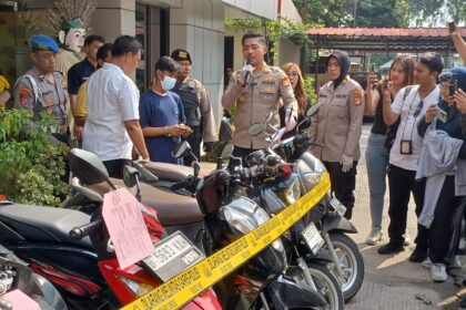 Kapolsek Cakung, AKP Komang Karisma didampingi Kasi Humas Polres Metro Jakarta Timur, AKP Nurul Wijanarti dan Kanit Reskrim Polsek Cakung, AKP Kholid Abdi Harahap, dalam pengungkapan kasus pencurian kendaraan bermotor dilakukan 9 tersangka berikut barang bukti di Mapolsek Cakung, Jakarta Timur, Senin (19/5/2025) siang. Foto: Joesvicar Iqbal/ipol.id
