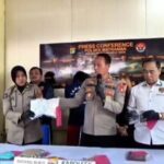 Kapolsek Matraman, AKP Suripno, didampingi Kanit Reskrim, AKP Mochamad Zen dan Kasi Humas Polres Metro Jakarta Timur menunjukkan barang bukti sabu dalam pengungkapan kasus narkotika jenis sabu seberat 113,46 gram di Mapolsek Matraman, Jumat (16/5/2025). Foto: Joesvicar Iqbal/ipol.id