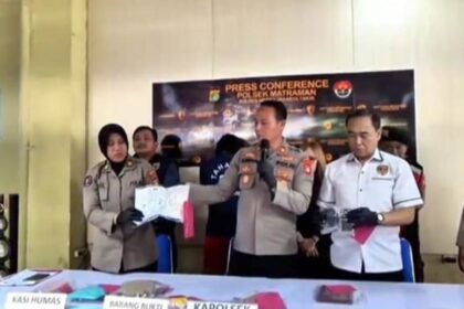 Kapolsek Matraman, AKP Suripno, didampingi Kanit Reskrim, AKP Mochamad Zen dan Kasi Humas Polres Metro Jakarta Timur menunjukkan barang bukti sabu dalam pengungkapan kasus narkotika jenis sabu seberat 113,46 gram di Mapolsek Matraman, Jumat (16/5/2025). Foto: Joesvicar Iqbal/ipol.id