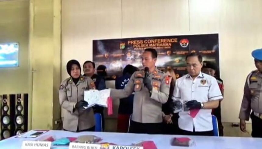 Kapolsek Matraman, AKP Suripno, didampingi Kanit Reskrim, AKP Mochamad Zen dan Kasi Humas Polres Metro Jakarta Timur menunjukkan barang bukti sabu dalam pengungkapan kasus narkotika jenis sabu seberat 113,46 gram di Mapolsek Matraman, Jumat (16/5/2025). Foto: Joesvicar Iqbal/ipol.id