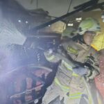 Petugas berjibaku memadamkan api yang membakar rumah di Jalan Tanah Koja 2, RT 007 RW 02, no 15, Kelurahan Jatinegara Kaum, Kecamatan Pulo Gadung, Jakarta Timur, Senin (5/5/2025) malam. Foto: Ist