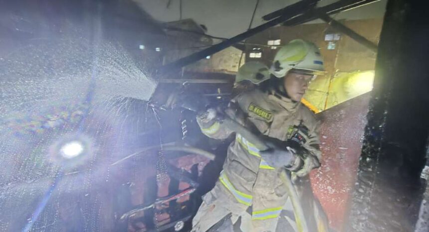 Petugas berjibaku memadamkan api yang membakar rumah di Jalan Tanah Koja 2, RT 007 RW 02, no 15, Kelurahan Jatinegara Kaum, Kecamatan Pulo Gadung, Jakarta Timur, Senin (5/5/2025) malam. Foto: Ist