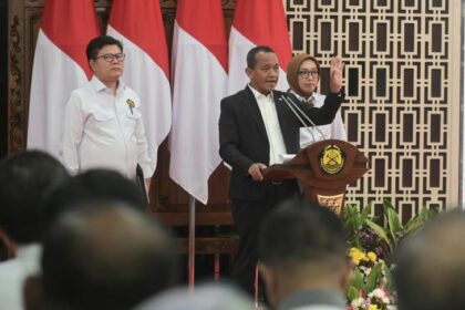 Menteri Energi dan Sumber Daya Mineral (ESDM), Bahlil Lahadalia (tengah) didampingi Direktur Jenderal Ketenagalistrikan Kementerian ESDM, Jisman P. Hutajulu (kiri), dan Direktur Jenderal Energi Baru Terbarukan dan Konservasi Energi Kementerian ESDM, Eniya Listiani Dewi (kanan) saat memaparkan Rencana Usaha Penyediaan Tenaga Listrik (RUPTL) PLN 2025-2034 di Jakarta. Foto: Dok PLN