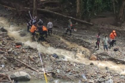 Puluhan personel gabungan dikerahkan untuk melanjutkan pencarian korban pasca terjadinya bencana banjir bandang di Kali Meyof, Kabupaten Pegunungan Arfak, Provinsi Papua Barat. Foto: Polri