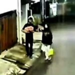 Penampakan dua pelaku berinisial RHH, 24, dan RH, 20, orang tua kandung tega membuang bayinya sendiri di teras rumah kontrakan warga di kawasan Pulogadung, Jakarta Timur, belum lama ini. Foto: Tangkapan kamera CCTV/Ist