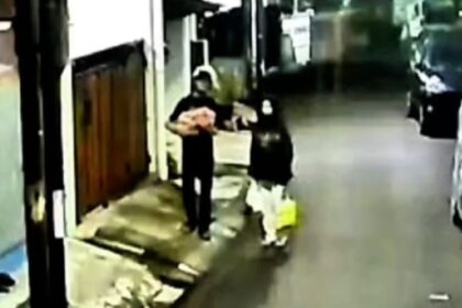 Penampakan dua pelaku berinisial RHH, 24, dan RH, 20, orang tua kandung tega membuang bayinya sendiri di teras rumah kontrakan warga di kawasan Pulogadung, Jakarta Timur, belum lama ini. Foto: Tangkapan kamera CCTV/Ist