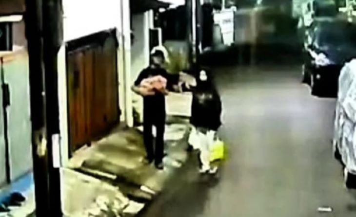 Penampakan dua pelaku berinisial RHH, 24, dan RH, 20, orang tua kandung tega membuang bayinya sendiri di teras rumah kontrakan warga di kawasan Pulogadung, Jakarta Timur, belum lama ini. Foto: Tangkapan kamera CCTV/Ist