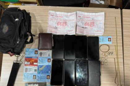 Sejumlah barang bukti, borgol, tas warna hitam, 8 unit handphone, beberapa KTP, STNK kendaraan roda empat dan perhiasan disita Direktorat Reserse Kriminal Umum Polda Kalimantan Barat (Dirreskrimum Polda Kalbar), Jumat (23/5/2025). Foto: Ist
