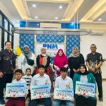 PNM melalui program Tanggung Jawab Sosial dan Lingkungan (TJSL) menyalurkan beasiswa kepada 2.800 anak nasabah, yang mencakup jenjang pendidikan dari SD hingga SMA sederajat, serta program S1. Foto: PNM