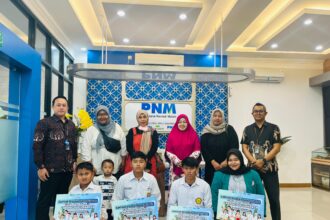 PNM melalui program Tanggung Jawab Sosial dan Lingkungan (TJSL) menyalurkan beasiswa kepada 2.800 anak nasabah, yang mencakup jenjang pendidikan dari SD hingga SMA sederajat, serta program S1. Foto: PNM