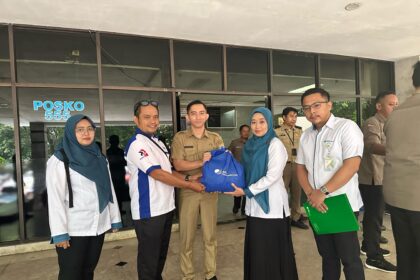 Kantor Cabang BPJS Ketenagakerjaan Jakarta Ceger menyerahkan bantuan paket sembako dalam rangka partisipasi dalam Hari Buruh Internasional (May Day) 2025. Foto; Ist