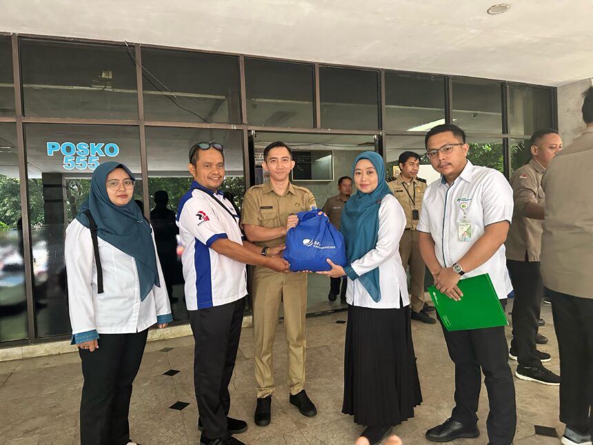 Kantor Cabang BPJS Ketenagakerjaan Jakarta Ceger menyerahkan bantuan paket sembako dalam rangka partisipasi dalam Hari Buruh Internasional (May Day) 2025. Foto; Ist